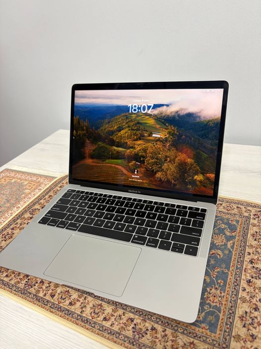 Macbook Air i5 sotiladi