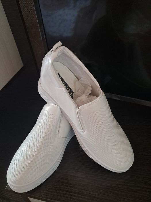 Продаю кроссовки белые