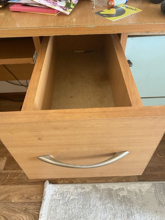 Компьютерный стол с компьютером