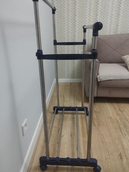 Продам вешалку для одежды