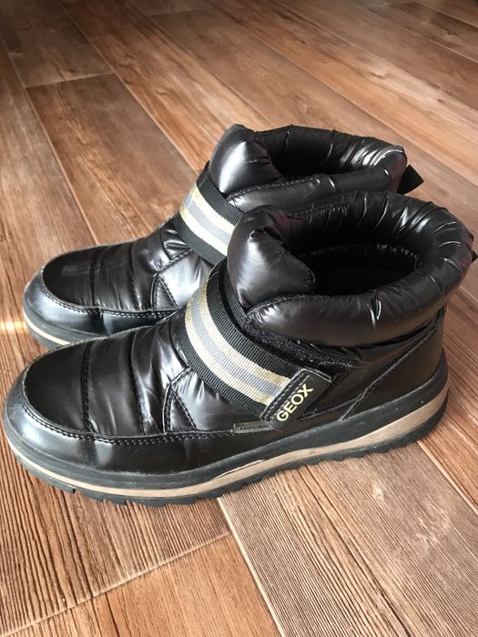 Продам ботинки женские