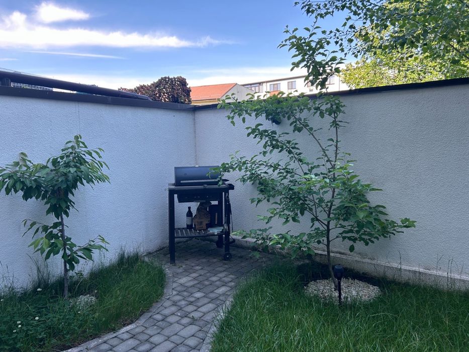 Proprietar inchiriez garsoniera cu curte si loc de parcare