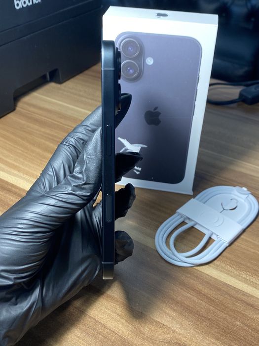 iPhone 16 • 128 GB •Black