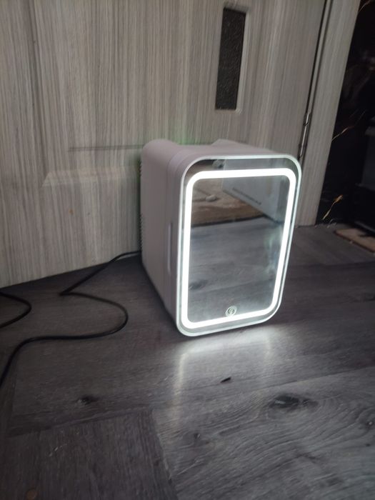 Mini frigider cu usa oglinda si lumini led reglabile 3 moduri 8 l  pentru îngrijirea cosmeticelor dim 33 x 26 x 20 cm nou pret 200 de lei