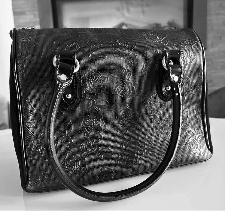 Geanta din piele neagra si piele intoarsa