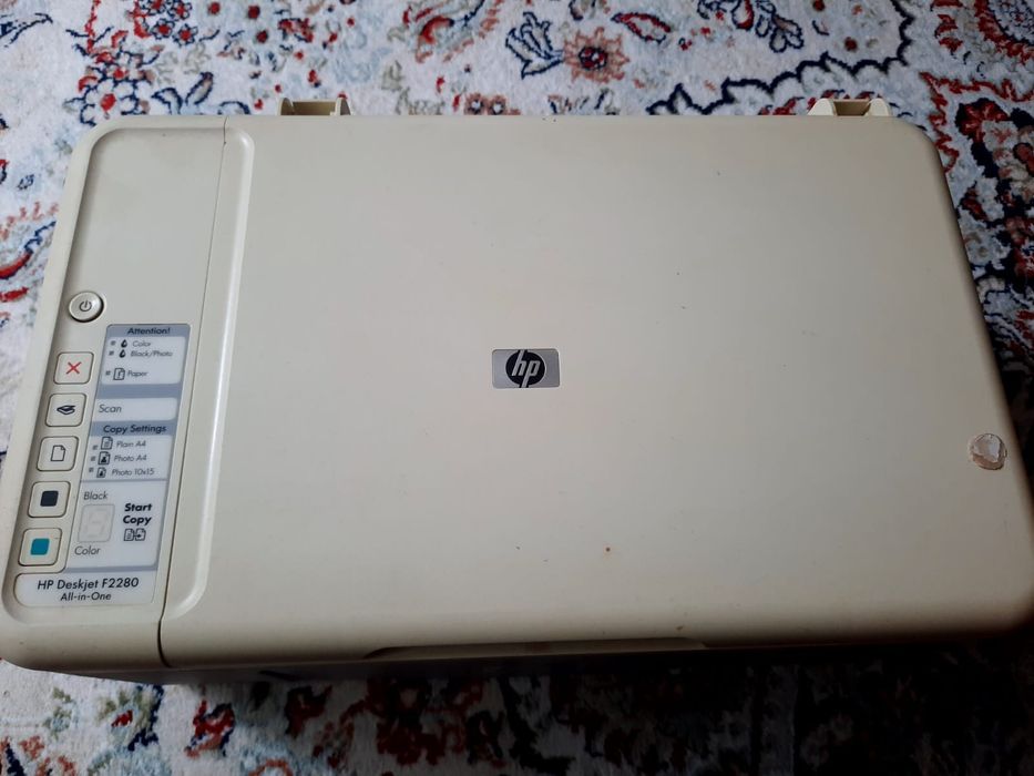 Продам цаетной принтер HP