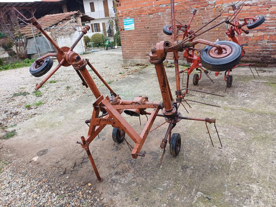 Greblă de împrăștiat si întors fân