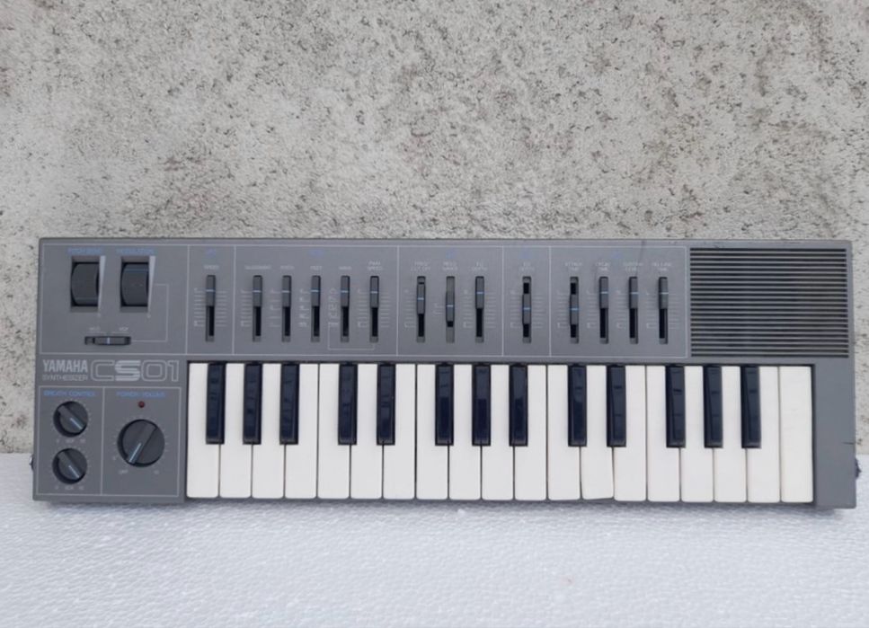Yamaha CS01 synth
