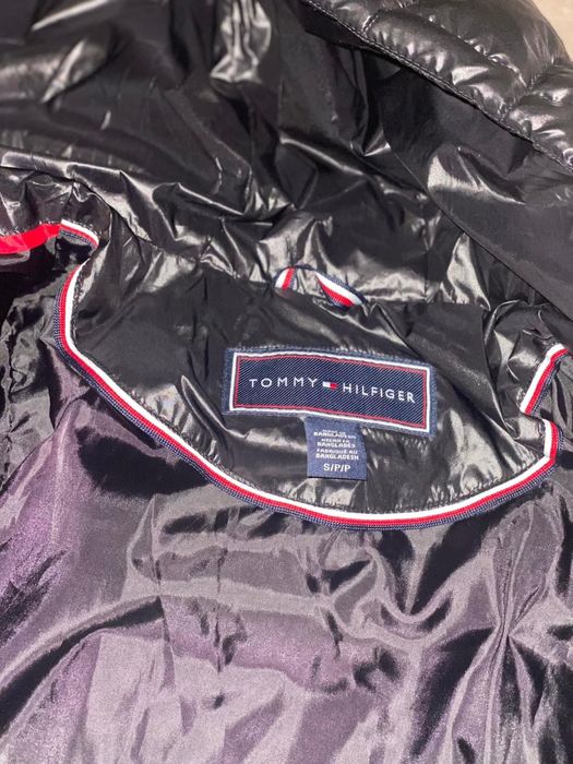Vând geaca Tommy Hilfiger