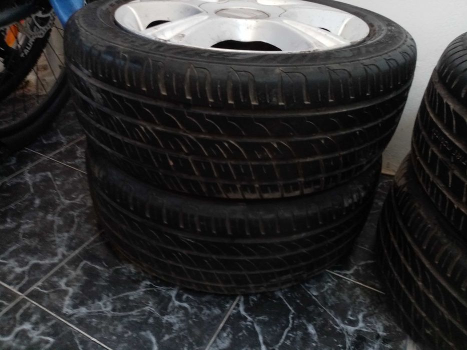 Set 4 Genți de aluminiu cu anvelope de vară 195/50/15 Preț 155 Ron buc