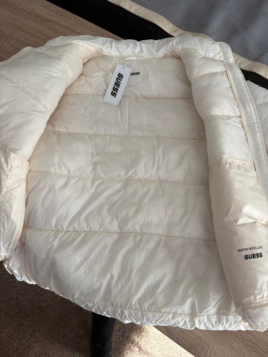 Ново дамско яке GUESS