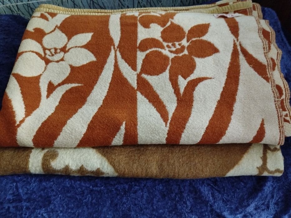 Одеяла шерстяные, подушки