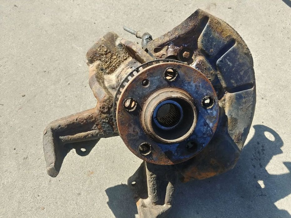 fuzeta stanga  fata vw golf 4 1.9 tdi