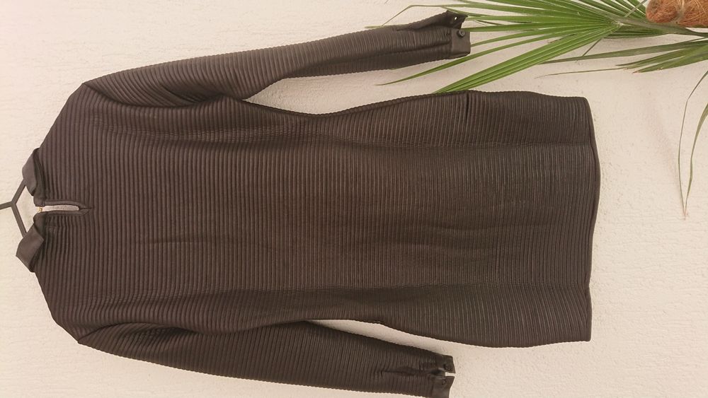 Продавам рокля с дълъг ръкав