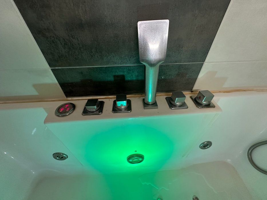 Продавам акрилна хидромасажна вана 170/74 см с престилка и ст. параван