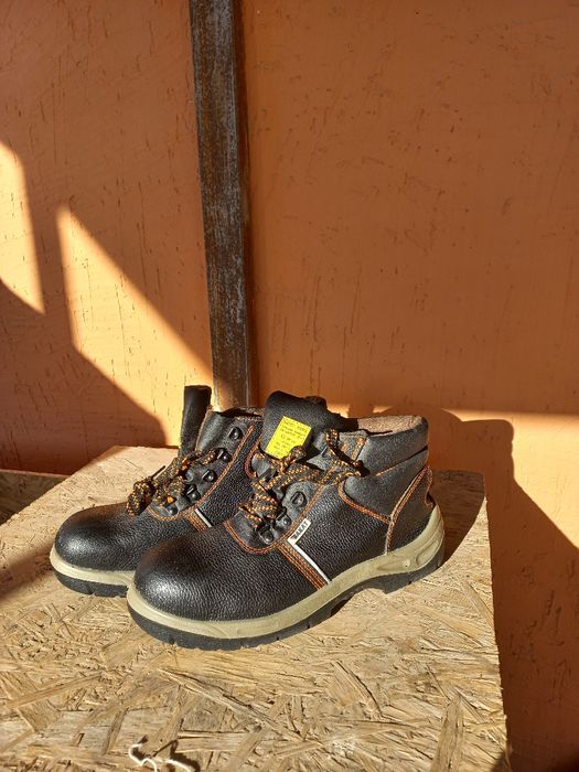 Рабочая обувь чёрного цвета