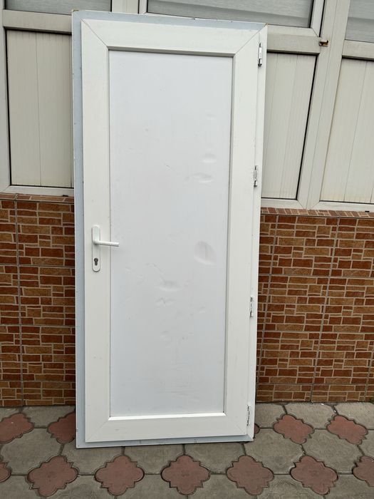 Продам пластиковую дверь