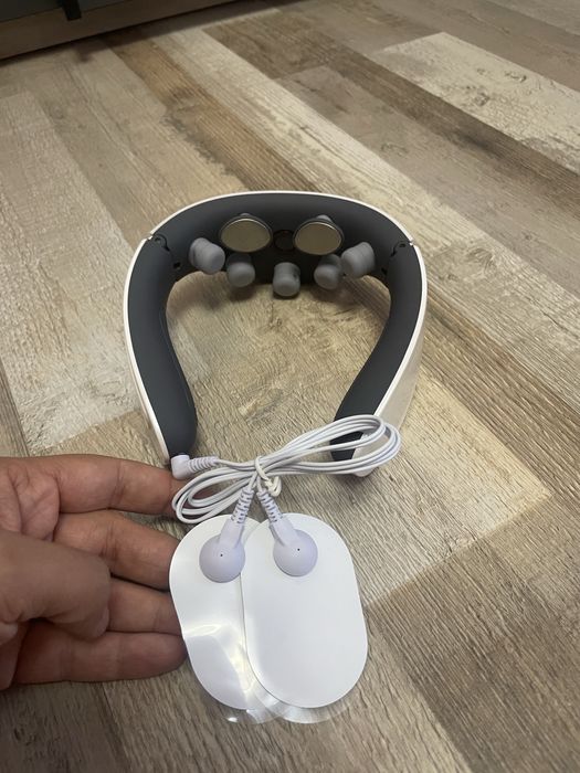 Aparat masaj cervical cu multiple puncte de presiune, impulsuri electromagnetice, functie de incalzire, programe de masaj cu vibratii