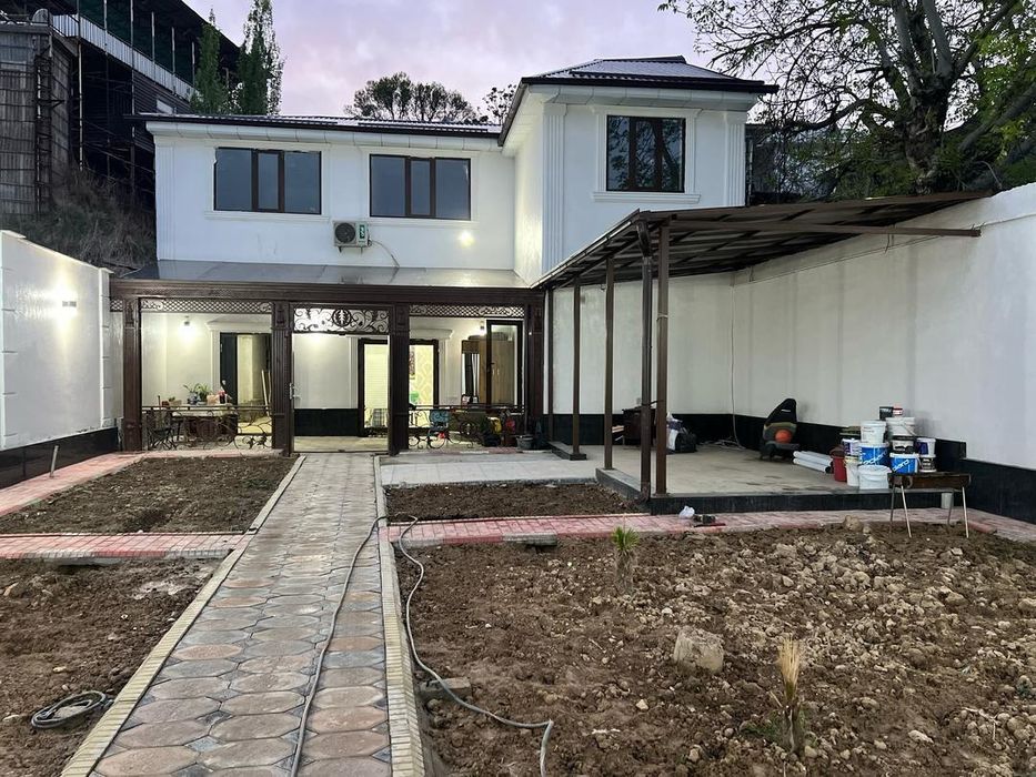 срочно Продаётся 2-х этажный дом 6 сотки, в центре города до мечети 60