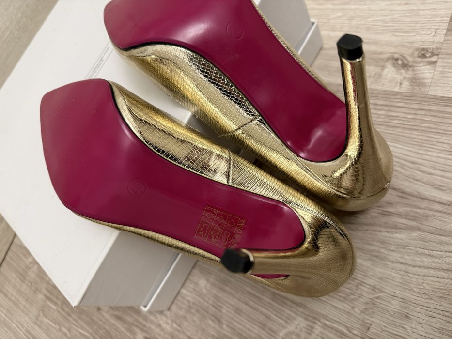 Pantofi stiletto