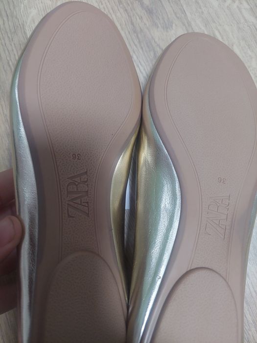 Златни пантофки Zara