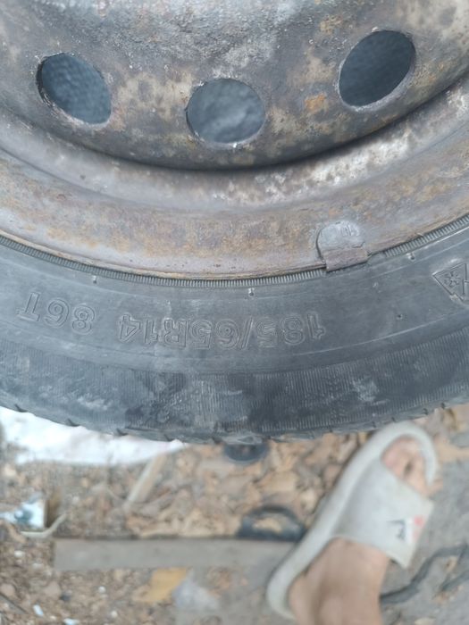 Продам 5 зимних одну летнюю и диск