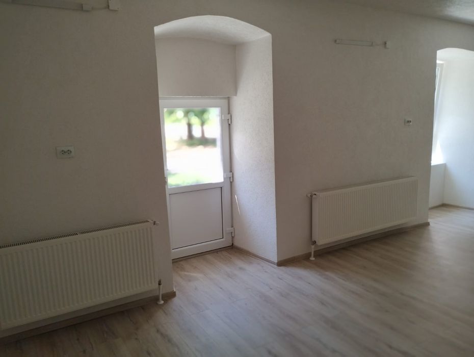 Vând apartament la casă