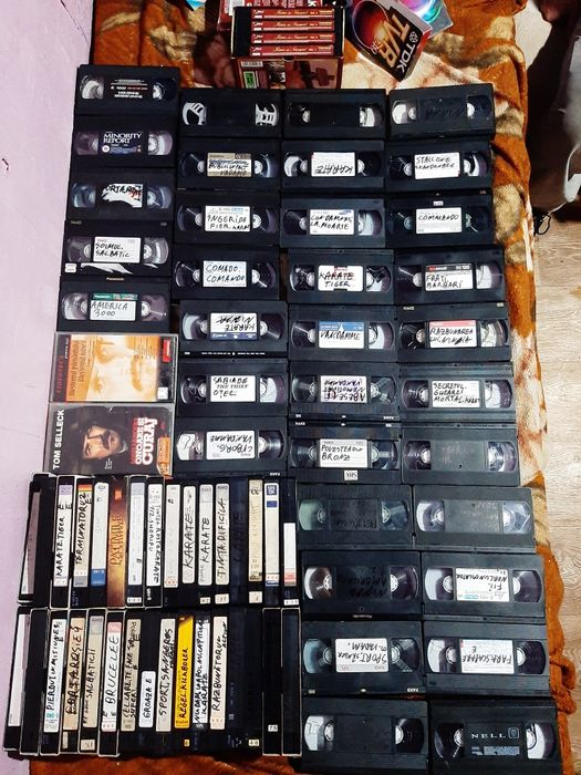 Vând casete video în stare bună filme vechi în română