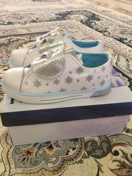 Продается детские кроссовки