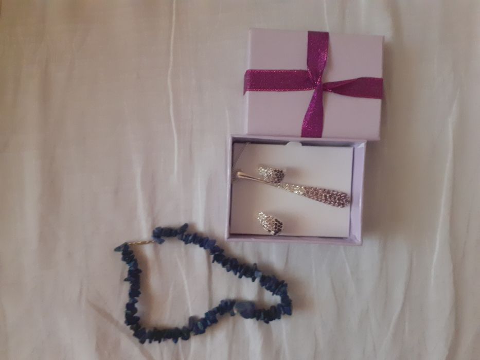 Set bijuterii format din cercei,lantic cu pandantiv și o bratara