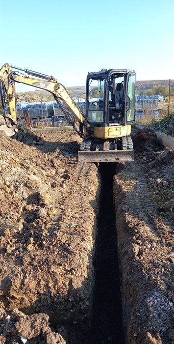 Inchiriez/ Execut săpături cu excavator de 3,5 T