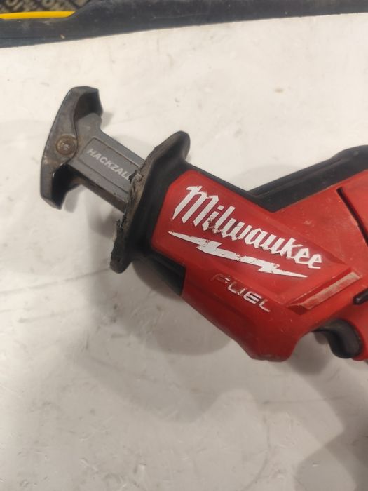 Безчетков акумулаторен саблен трион Милуоки Milwaukee M18 FHZ