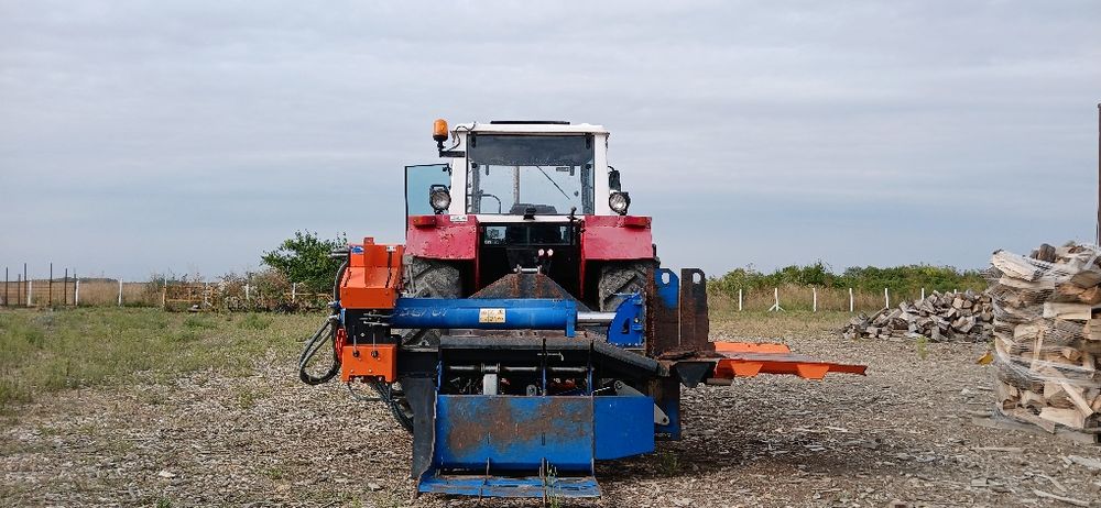 Vând presă (despicător) de spart lemne de foc Balfor, cu o forță de 35 de tone. Preț: 7.200 de euro.