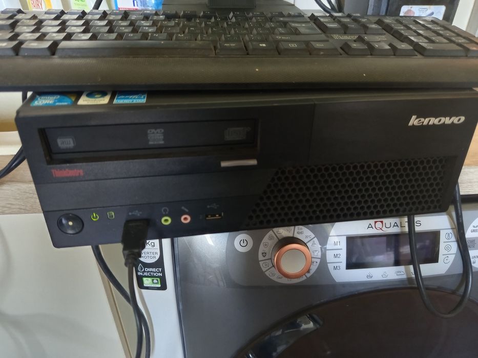 Компютър, монитор, клавиатура и мишка