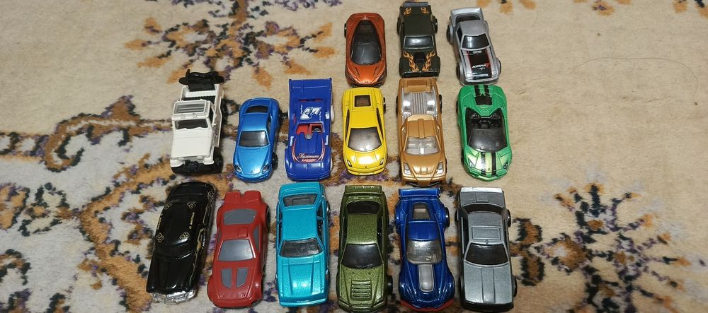 Продам машинки хот вилс в хорошем состоянии