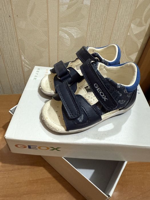 Продам сандалики geox