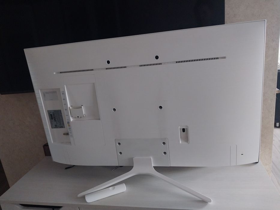 Смарт телевизор Samsung 109см белый.