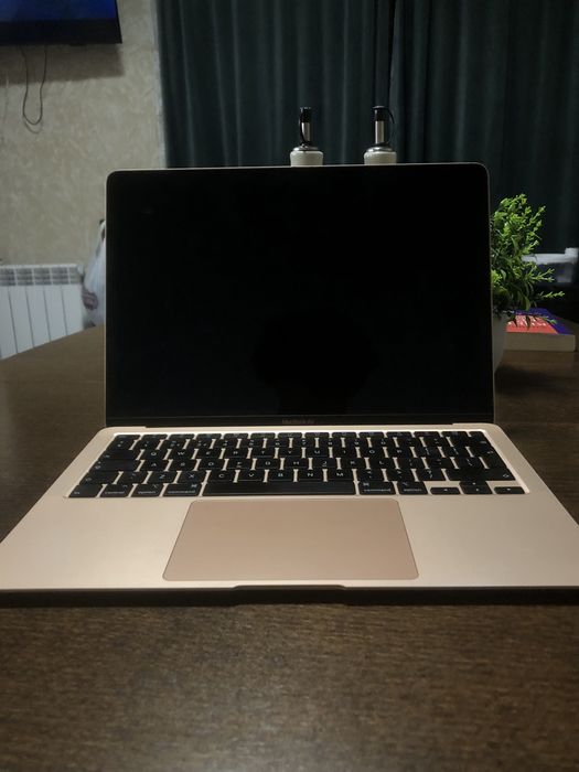 Страхотен  MACBOOK