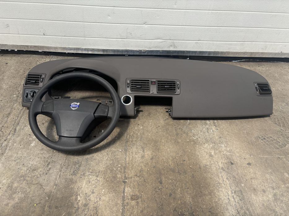 Plansa bord volvo S40 an 2006 compatibila si pe volvo V50 C30 sau C70