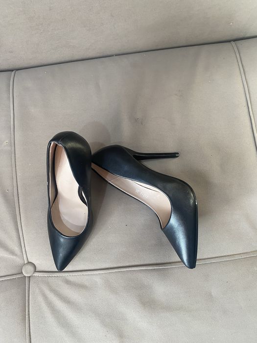 Несколько пар летних обувей