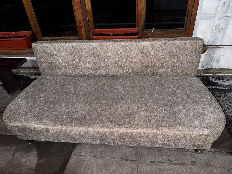 Продам диван в отличном состояний!