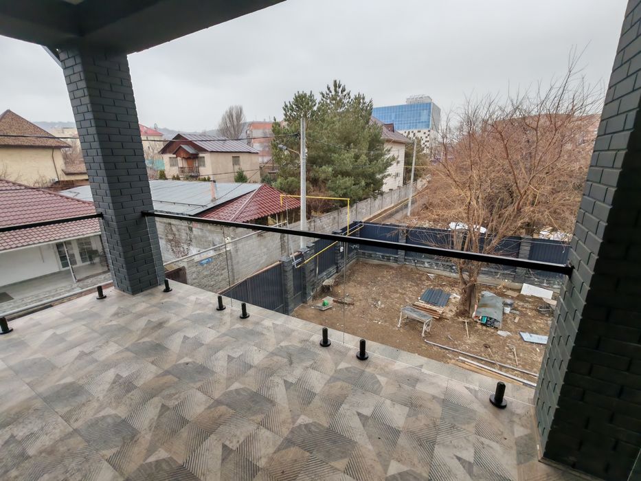 Перила из стекло для лестница на балконе