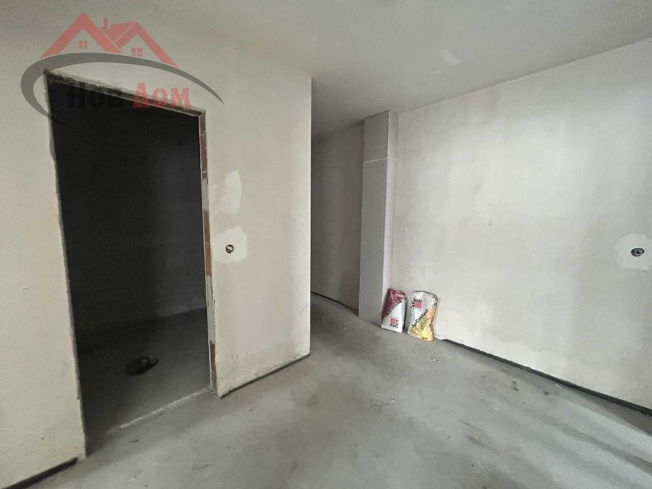 Тристаен до магазин Практикер