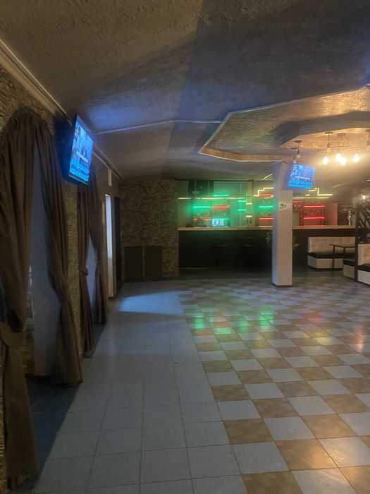 Кафе в центре города с летней площадкой