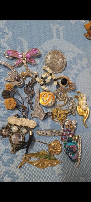 Продам винтажные броши и украшения.