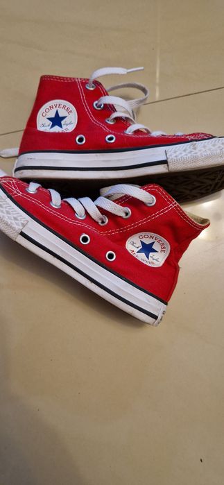 Tenesi Converse fetite