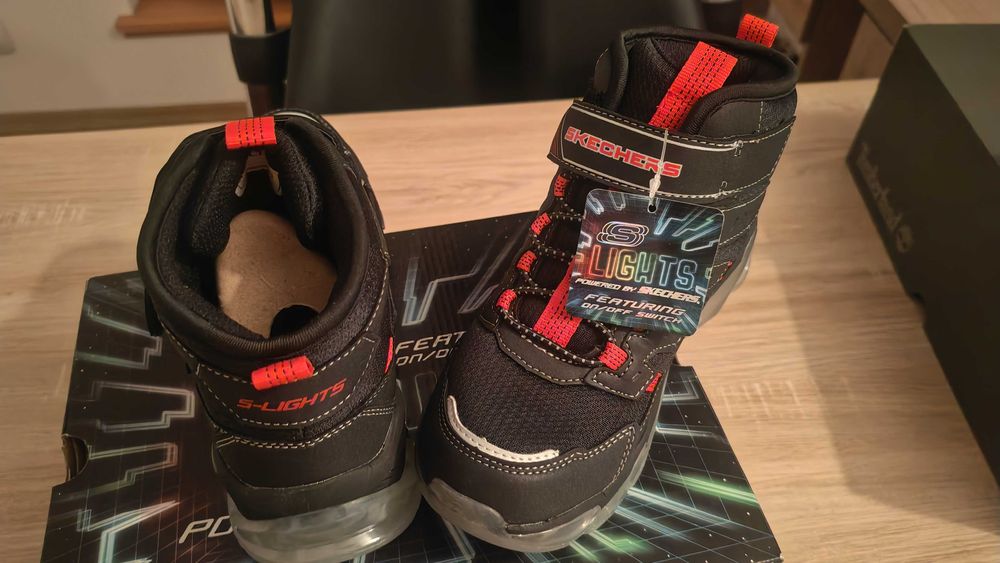 Vând ghete noi ,in cutie,Skechers, cu lumini, copii 34