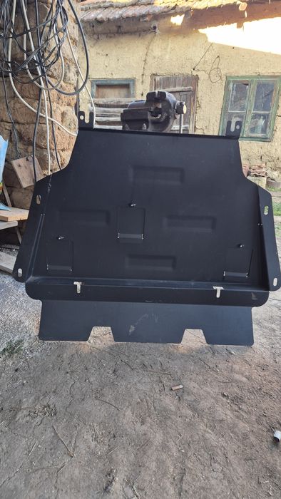 Метална кора под двигателя