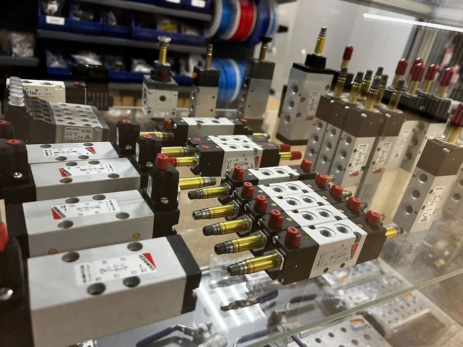 Пневмоцилиндр, распределитель воздуха, фитинг, пневмопривод.