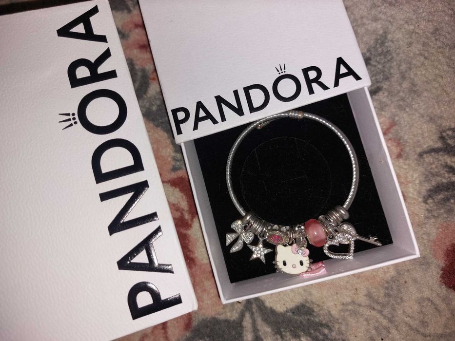 Bratara Hello Kitty cu charmuri t in  cutie cadou Pandora